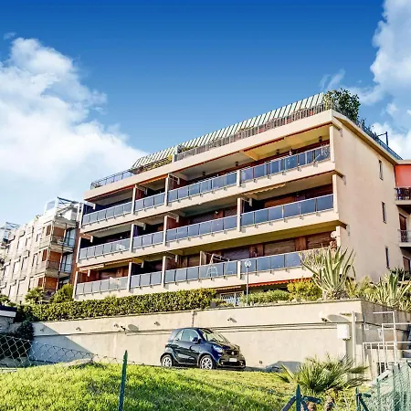 Apartamento Delightful In With Garden
